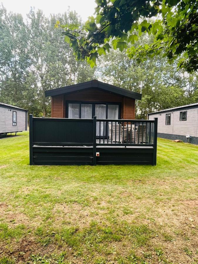 Fir Tree Lodge With Hot Tub York Exterior photo