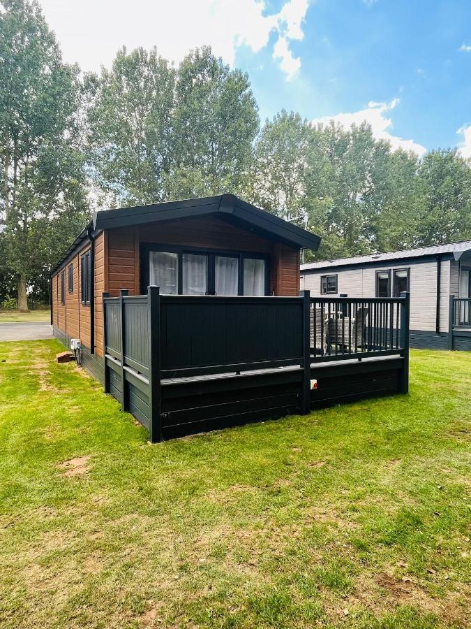 Fir Tree Lodge With Hot Tub York Exterior photo
